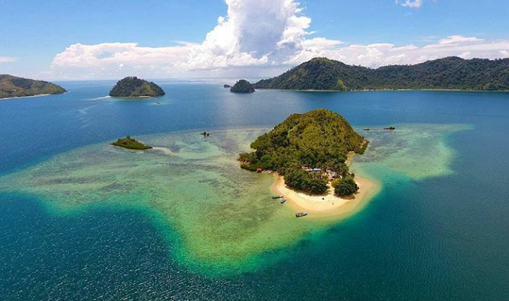 Kawasan Wisata Bahari Terpadu Mandeh, Kabupaten Pesisir Selatan, Sumatera Barat,