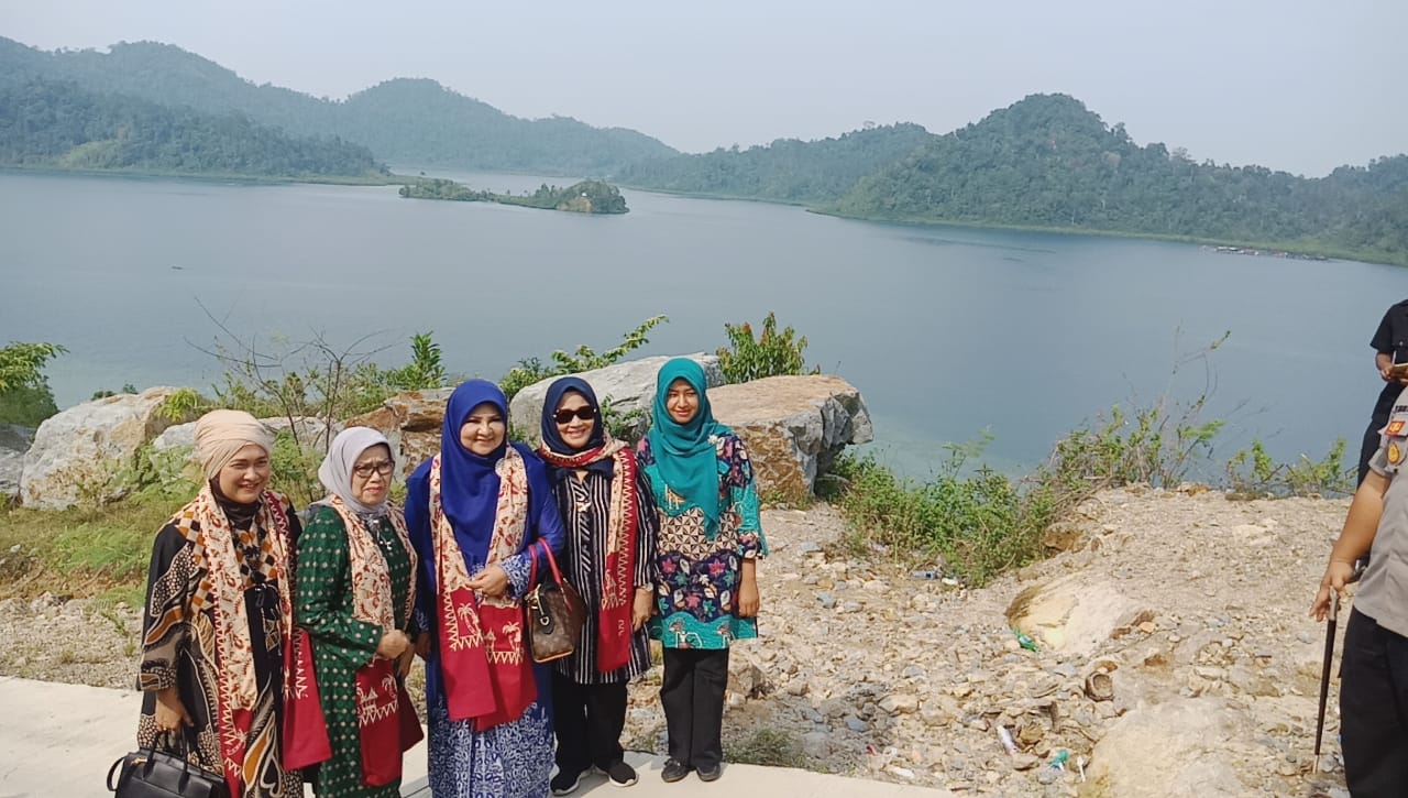 Kunjungan Ibu Mufidah Jusuf Kalla ke Objek Wisata Kawasan Mandeh