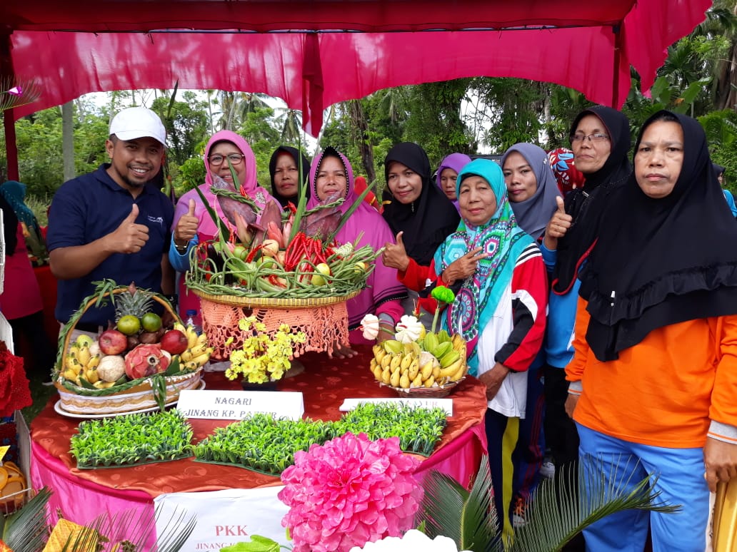 Kegiatan senam massal dan mengunjungi stand buah di Nagari Kapuh Kecamatan Koto XI Tarusan