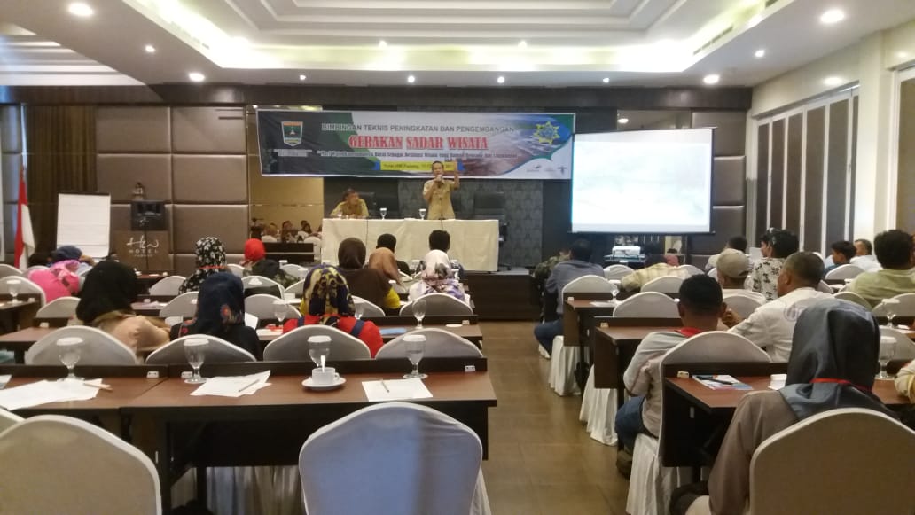 Bimtek Peningkatan dan pengembangan sadar wisata bagi Pokdarwis di Hotel AW Padang