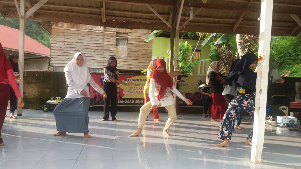 Latihan sanggar seni persiapan Grand Final Uda Uni Duta Wisata Pesisir Selatan 2019